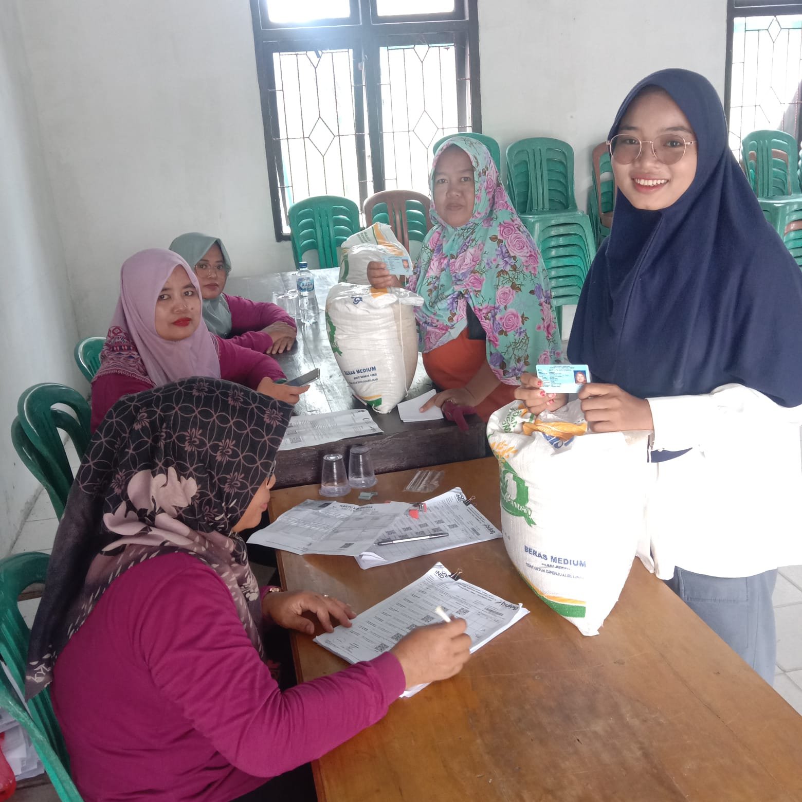 Pembagian Beras Bulog dari Kemensos di Kampung Mulyosari